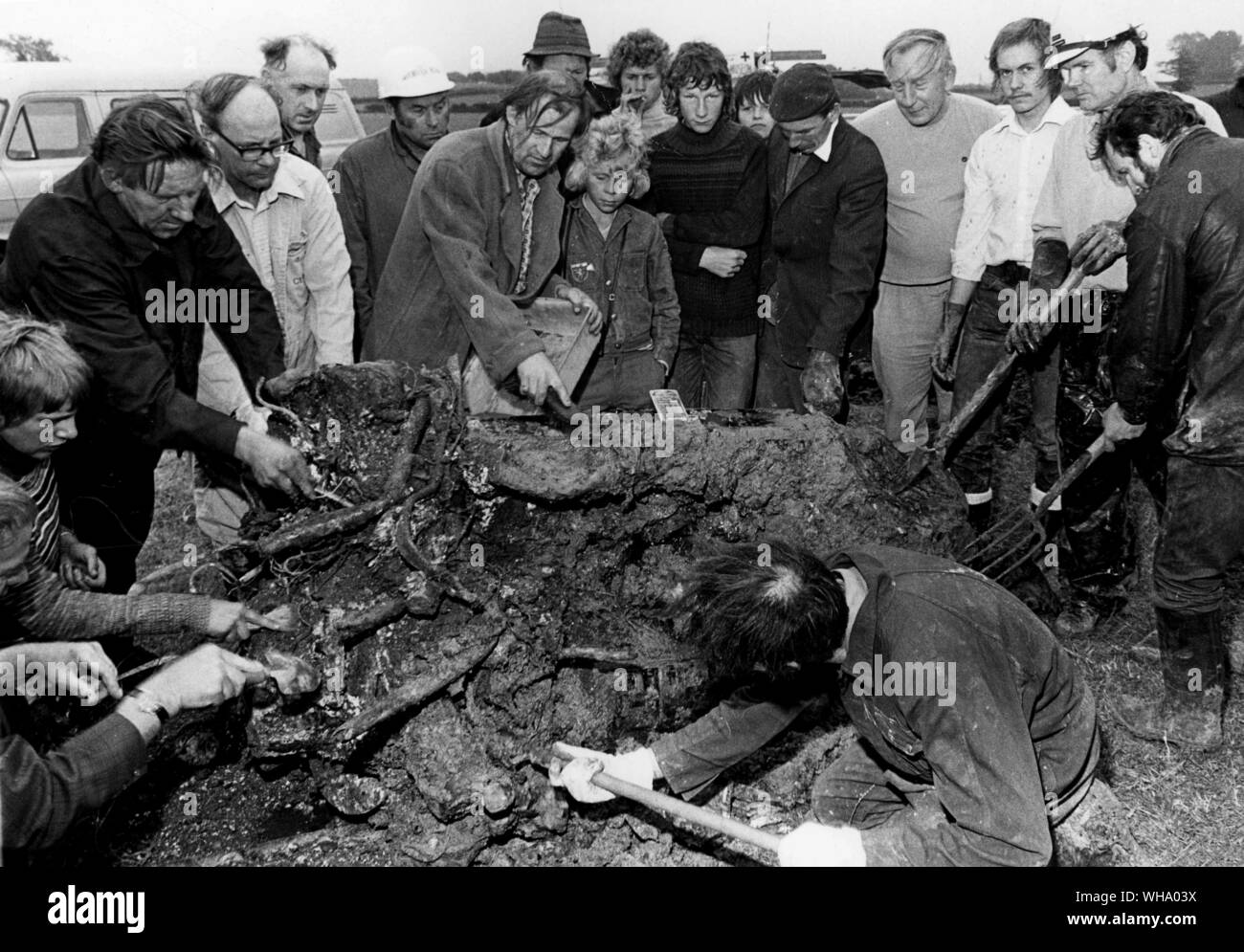 Lavori di scavo per recuperare un motore da WW2. Da "Kentish Express', 1975 news. Foto Stock