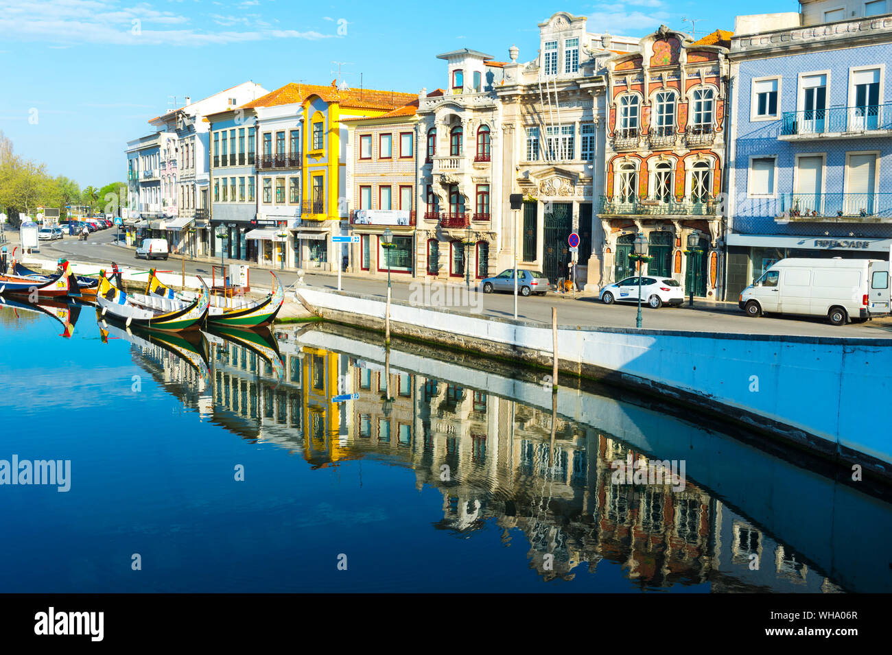 Moliceiros ormeggiate lungo il canale principale, Aveiro, Venezia del Portogallo, Beira litorale, Portogallo, Europa Foto Stock