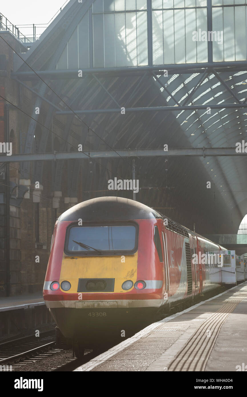 Treno ad alta velocità in livrea LNER in attesa alla Stazione Ferroviaria di King's Cross a Londra, Inghilterra. Foto Stock