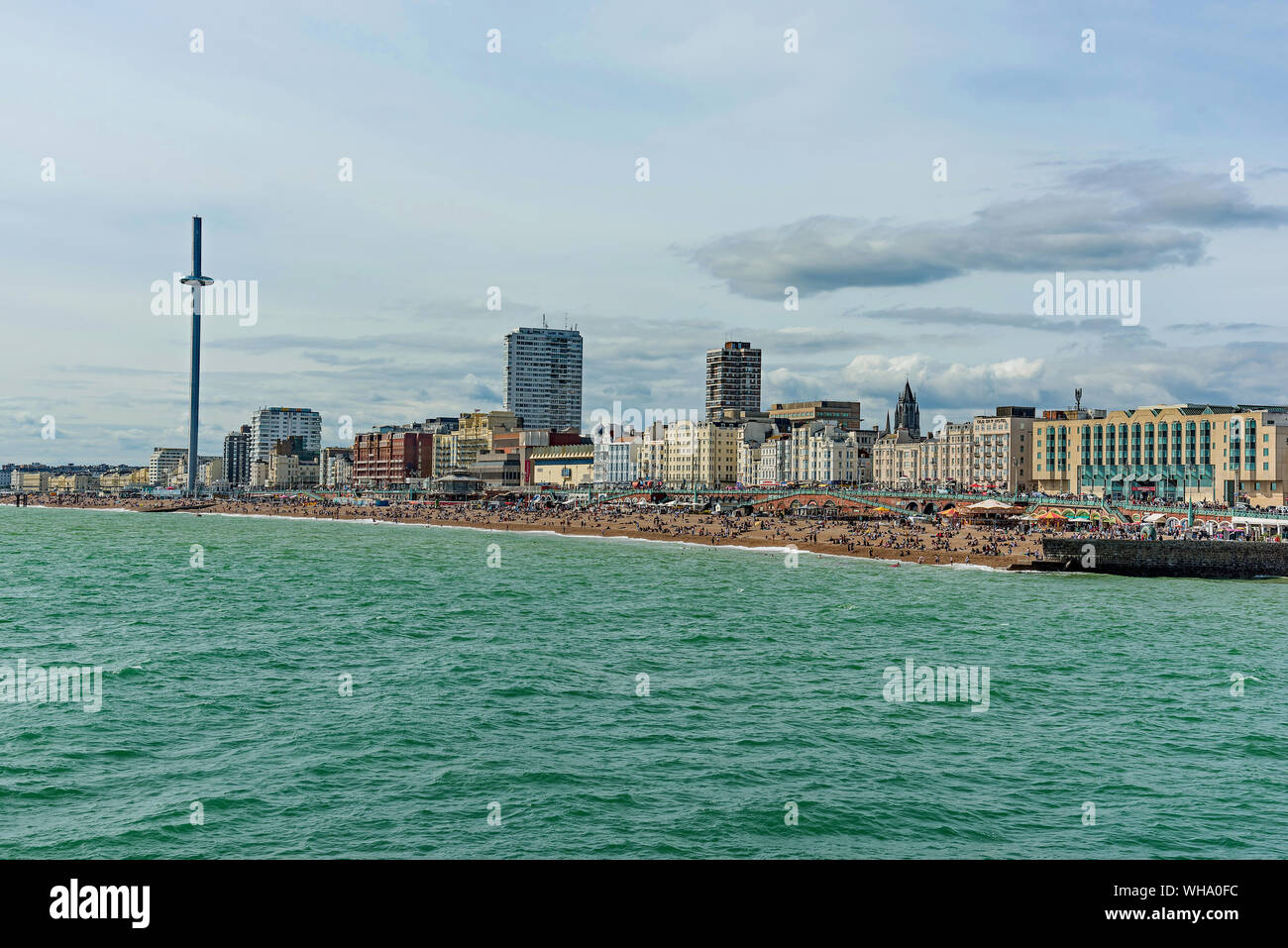 La spiaggia di Brighton scene con i360 tower Foto Stock