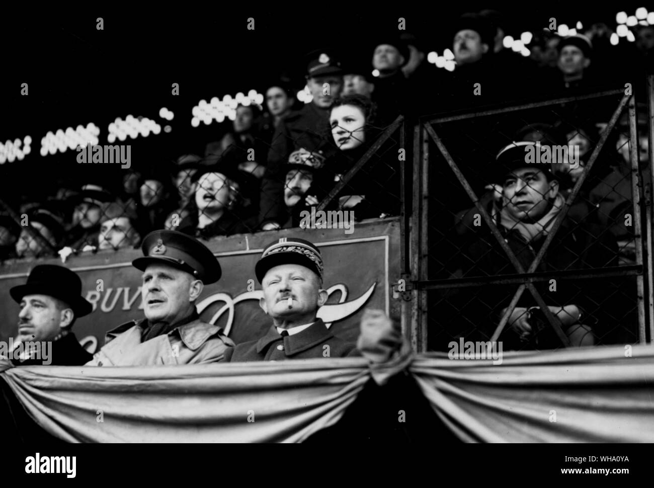 WW2: Gort con il generale francese in una partita di calcio, 18 febbraio 1940. Foto Stock