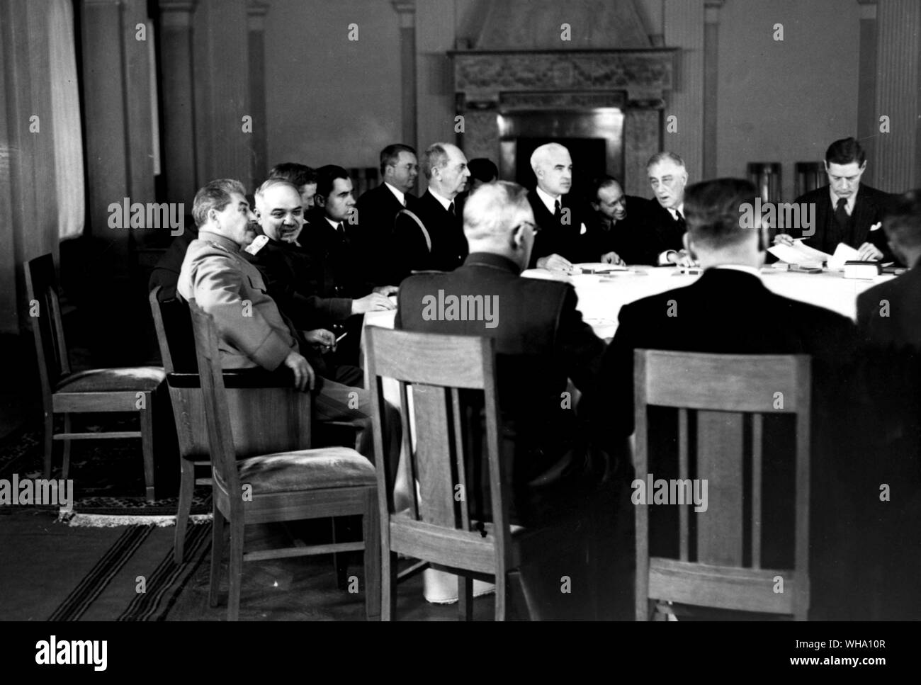 WW2: Conferenza nella sessione; Stalin ascoltando Maisky sulla sinistra e sulla destra è presidente F D Roosevelt, Hopkins e Stettinus (Steltinus?). Conferenza di Yalta. Foto Stock