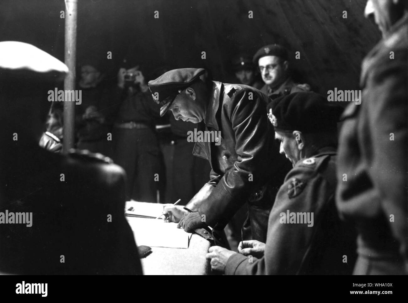 WW2: Ammiraglio Armin Vin *(sic), Friedeburg. Il Comandante Supremo della Marina Tedesca, firma la rinuncia, il 4° maggio 1945. Maresciallo di Campo Montgomery siede alla sinistra di lui. Foto Stock