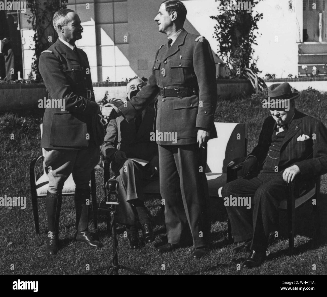 WW2: Generali Giraud e De Gaulle agitare le mani alla Conferenza di Casablanca, Gen 1945. Foto Stock