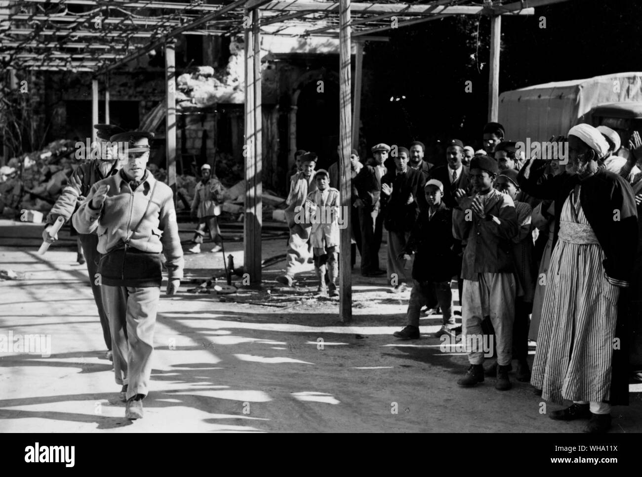 WW2: GENERALE O'Connor ricevendo un ovation dagli abitanti locali di Derna in Libia. 5 febbraio 1941. Foto Stock