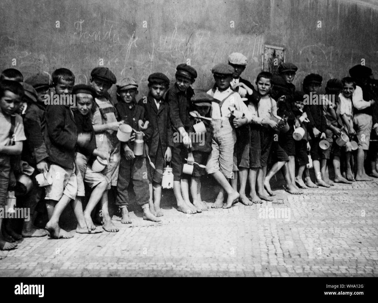 WW2: Bambini a Praga in coda fino tp attendere per la distribuzione di zuppa. Foto Stock