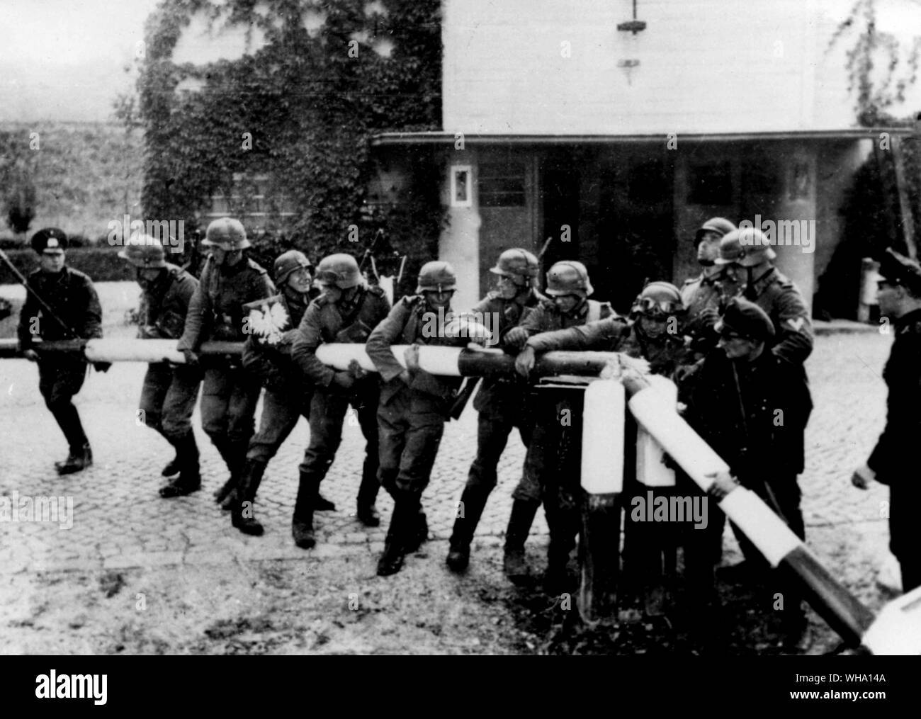 WW2: le truppe tedesche provare a spostare una barricata. Foto Stock