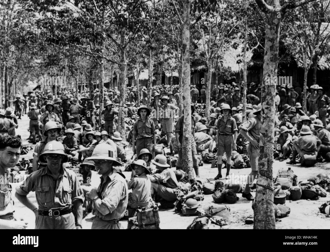 WW2: truppe alleate/ La RAF sono appena arrivati e sono in attesa dopo lo sbarco in un accampamento di transito vicino a Singapore. Foto Stock