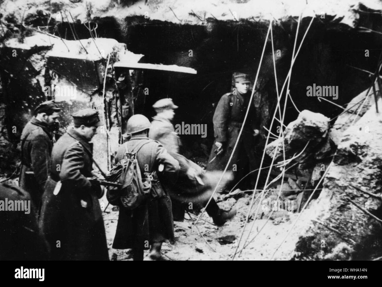 WW2: Le truppe verificare danni a un rifugio. Foto Stock