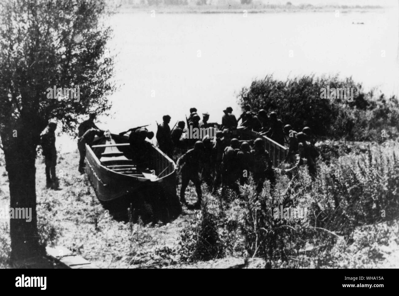 WW2: soldati acceso una barca. Foto Stock