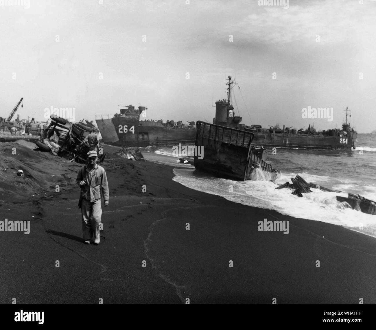 WW2: Vulcano Isole. Il serbatoio lo sbarco della nave (LST) 264 lungo la spiaggia durante le operazioni di sbarco a Red Beach, Iwo Jima. Marzo 1945. Foto Stock