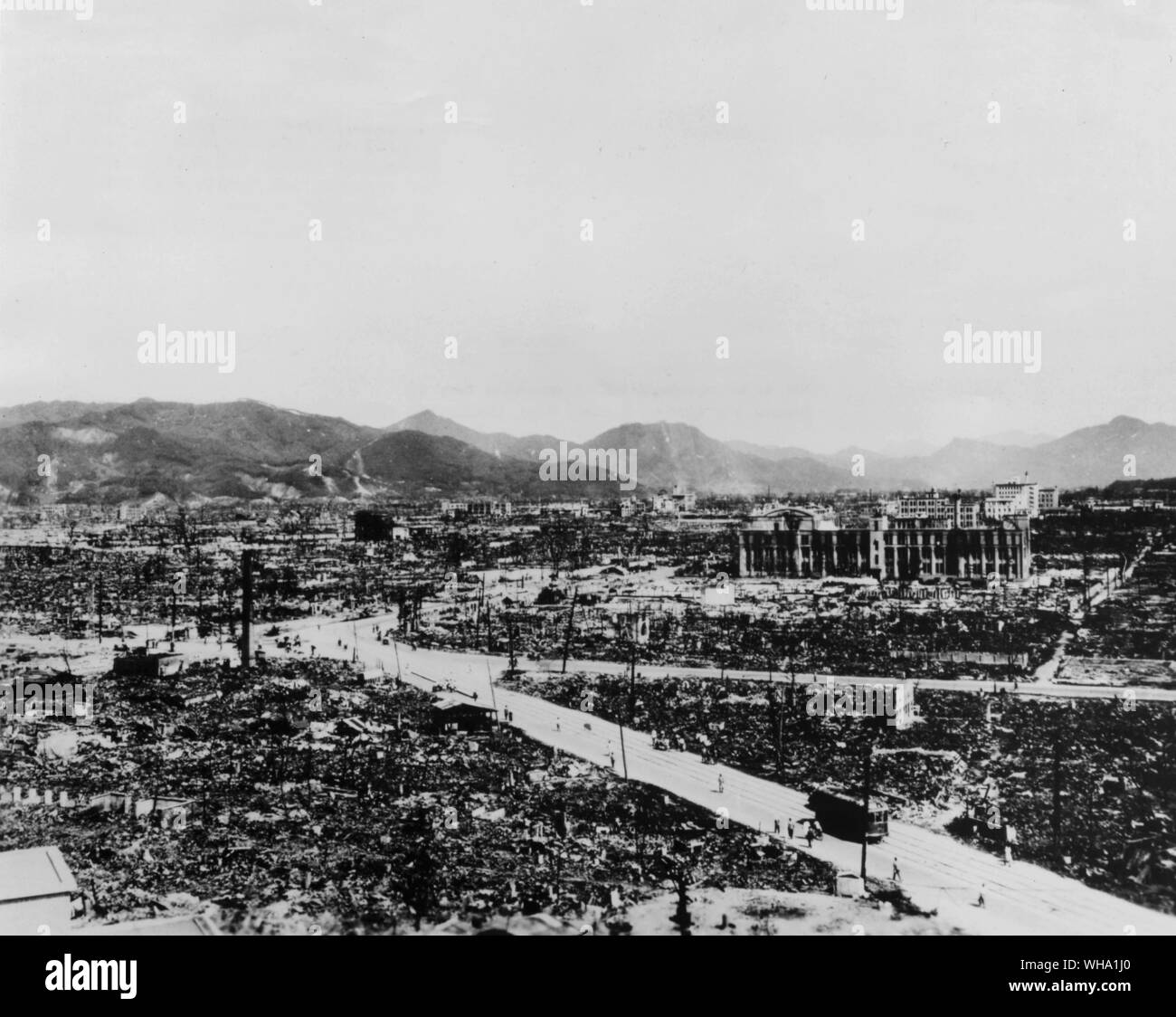 WW2: Hiroshima in seguito all'esplosione della prima bomba atomica, 5 agosto 1945. Bomba che cade DAGLI STATI UNITI D'AMERICA. Foto Stock