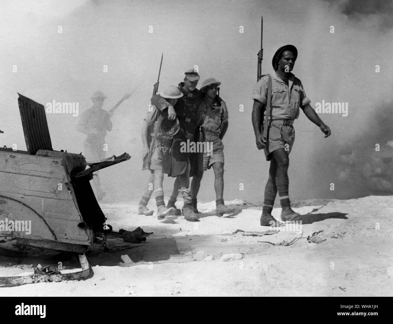 WW2: truppe alleate in Alamein. Soldato ferito essendo scortato da altre truppe. Foto Stock