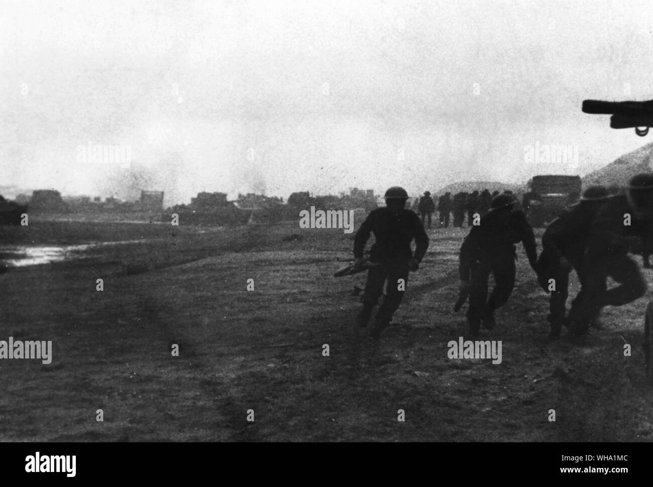 WW2: le scene su Normandy beachhead come crack le truppe britanniche hanno fatto il loro modo sul primo sbarco mattina di Tueday 6 Giugno 1944. D giorno. Foto Stock