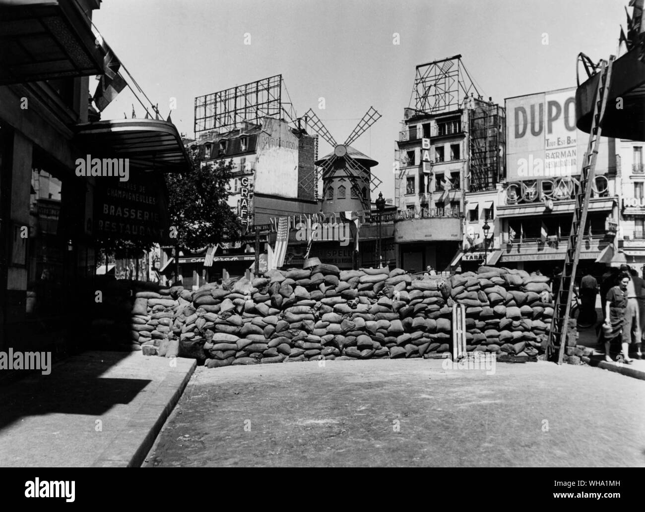 WW2: la liberazione di Parigi, Agosto 1944. Barricate di fronte al Moulin Rouge. Foto Stock