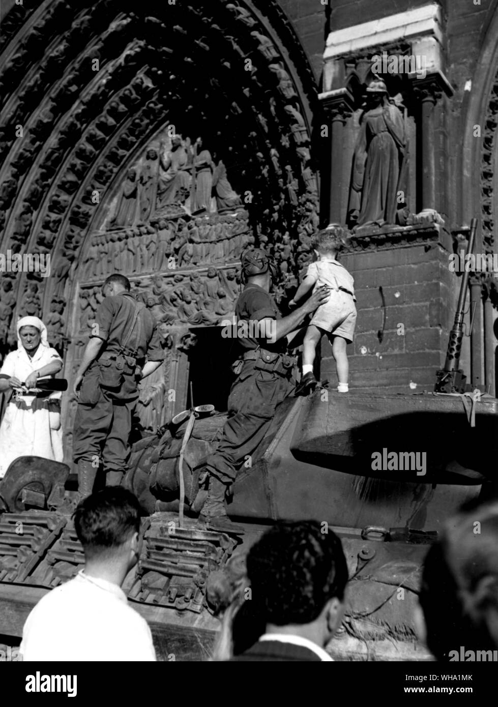 WW2: la liberazione di Parigi, Agosto 1944. Di fronte alla cattedrale di Notre Dame, le truppe alleate hanno aiutare i feriti. Foto Stock