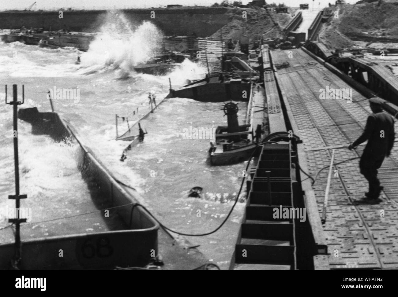 WW2: Arromanches. Danni al molo da una violenta tempesta che ha imperversato per tre giorni. Foto Stock