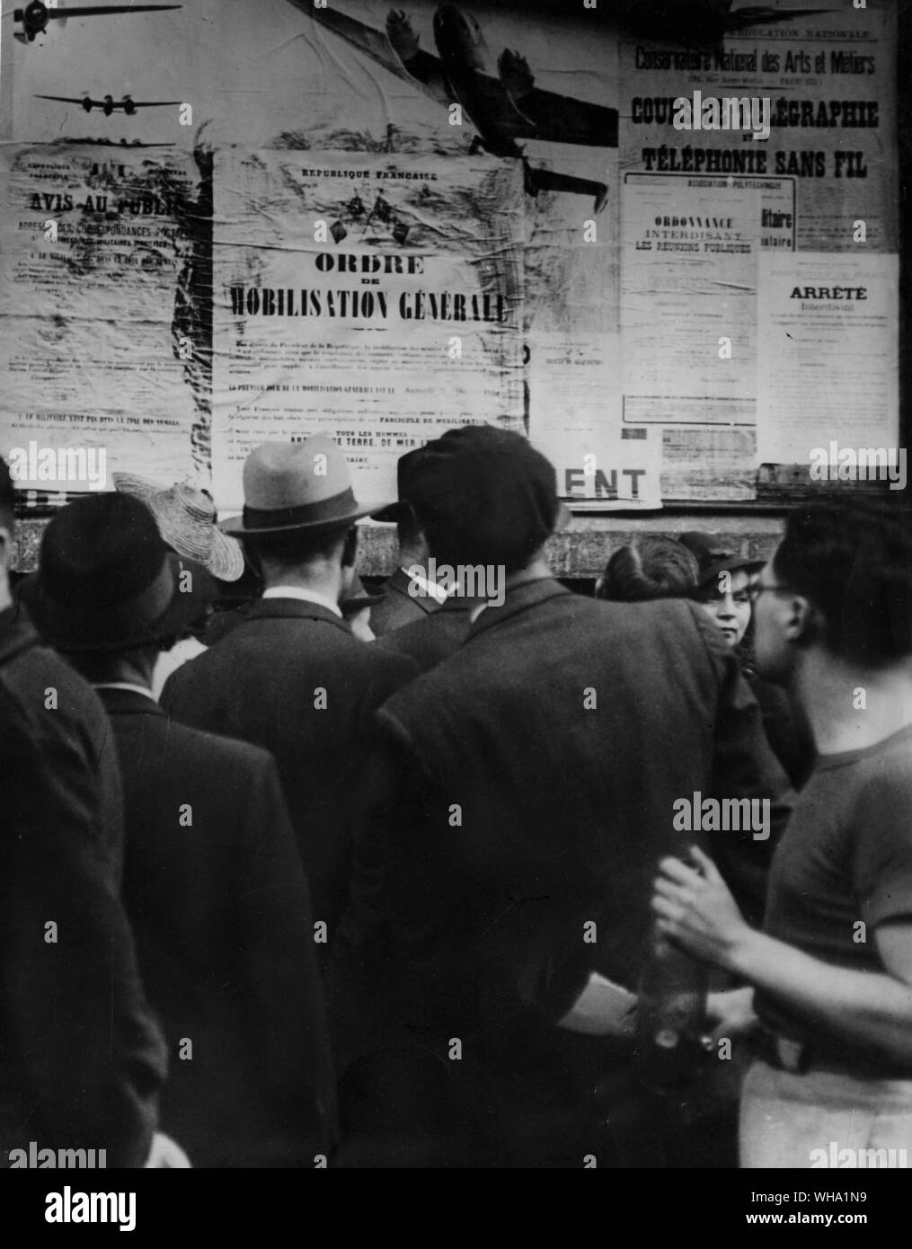 WW2: mobilitazione generale in Francia. I parigini la lettura dell'annuncio di mobilitazione generale in Francia a seguito di invasione della Polonia da parte della Germania. Foto Stock