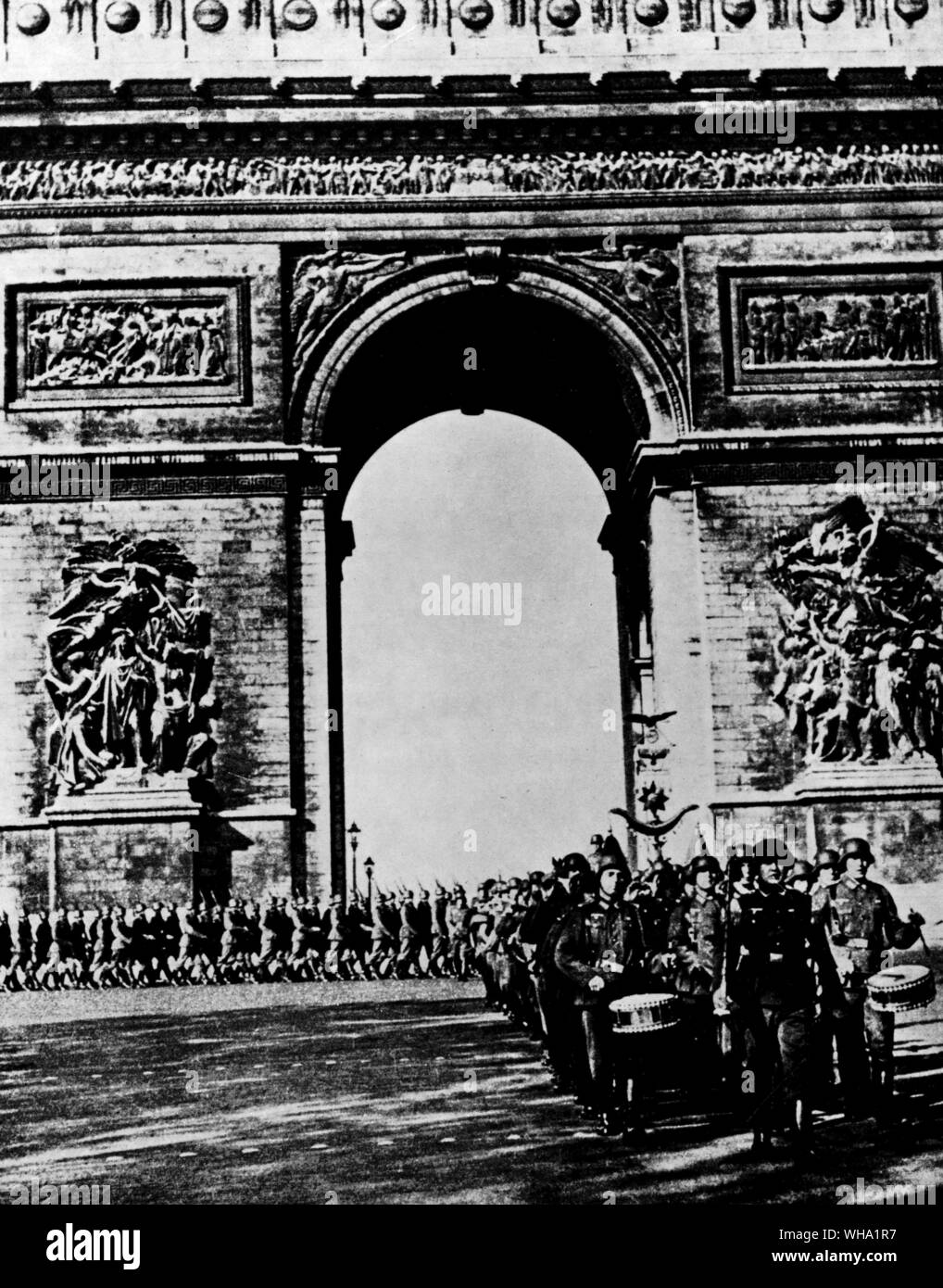 Ww2: tedeschi marzo dall'Arc de Triomphe in Paris, Francia. Foto Stock