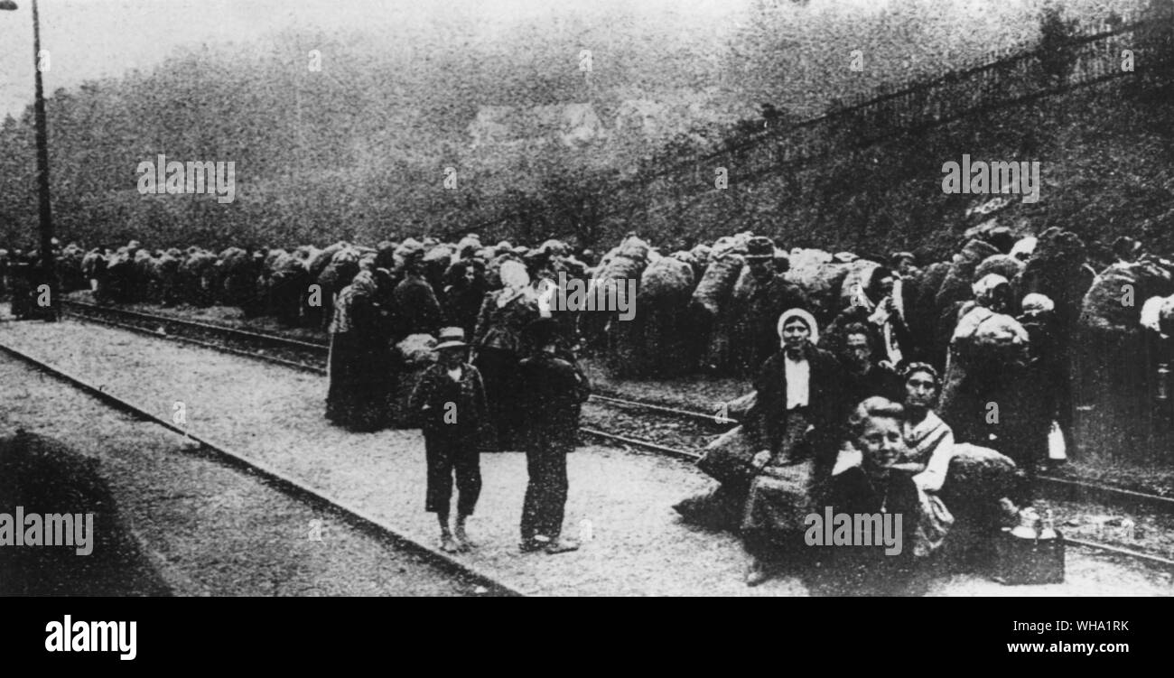 WW2: abitanti a Praga di ritorno da una spedizione organizzata in cerca di patate in campagna. Foto Stock