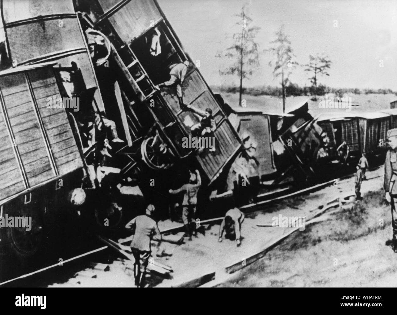 WW2: un treno che porta le truppe naziste era stato fatto esplodere dai partigiani della regione di Leningrado durante la Grande Guerra Patriottica. La foto è stata trovata su un ucciso funzionario fascista nel 1942. Foto Stock