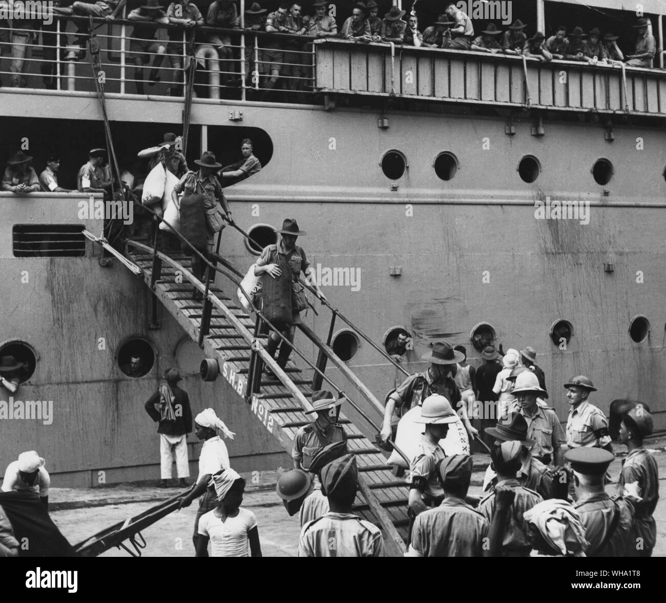 WW2: la caduta di Singapore. La città cadde al giapponese il 15 febbraio1942. Qui Australian arrivano i rinforzi a Singapore per un aiuto nella lotta contro il nemico. Foto Stock