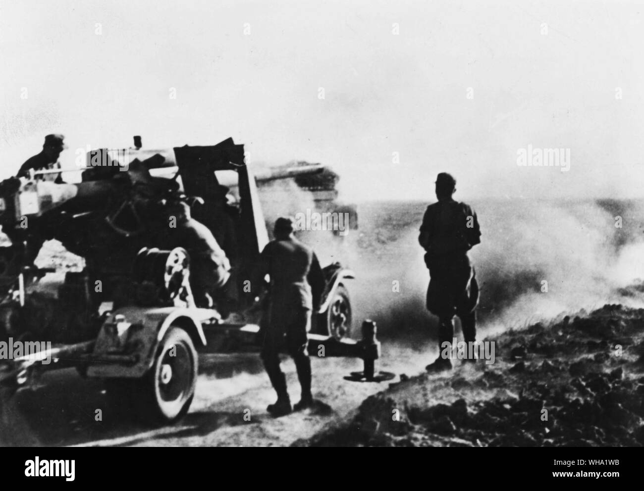 WW2: Tedesco anti-aerei pistola in azione contro i carri inglesi nei pressi di Marsa el Brega. Foto Stock