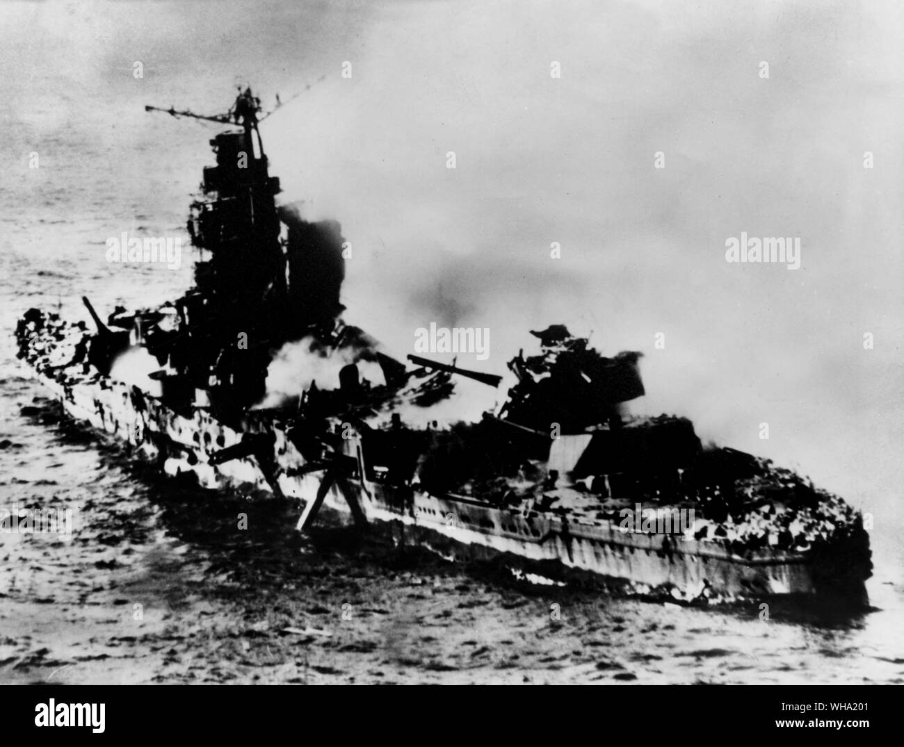 WW2: un giapponese incrociatore pesante della classe Mogami dopo aver bombardato dagli US carrier in base naval aeromobile durante la Battaglia di Midway, Giugno 1942. Foto Stock