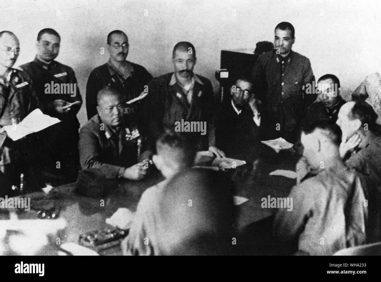 WW2: Rinuncia a 7pm il 15 febbraio 1942 a Singapore. Lt. Gen Yamashita e gen. Percival al colloquio. Foto Stock