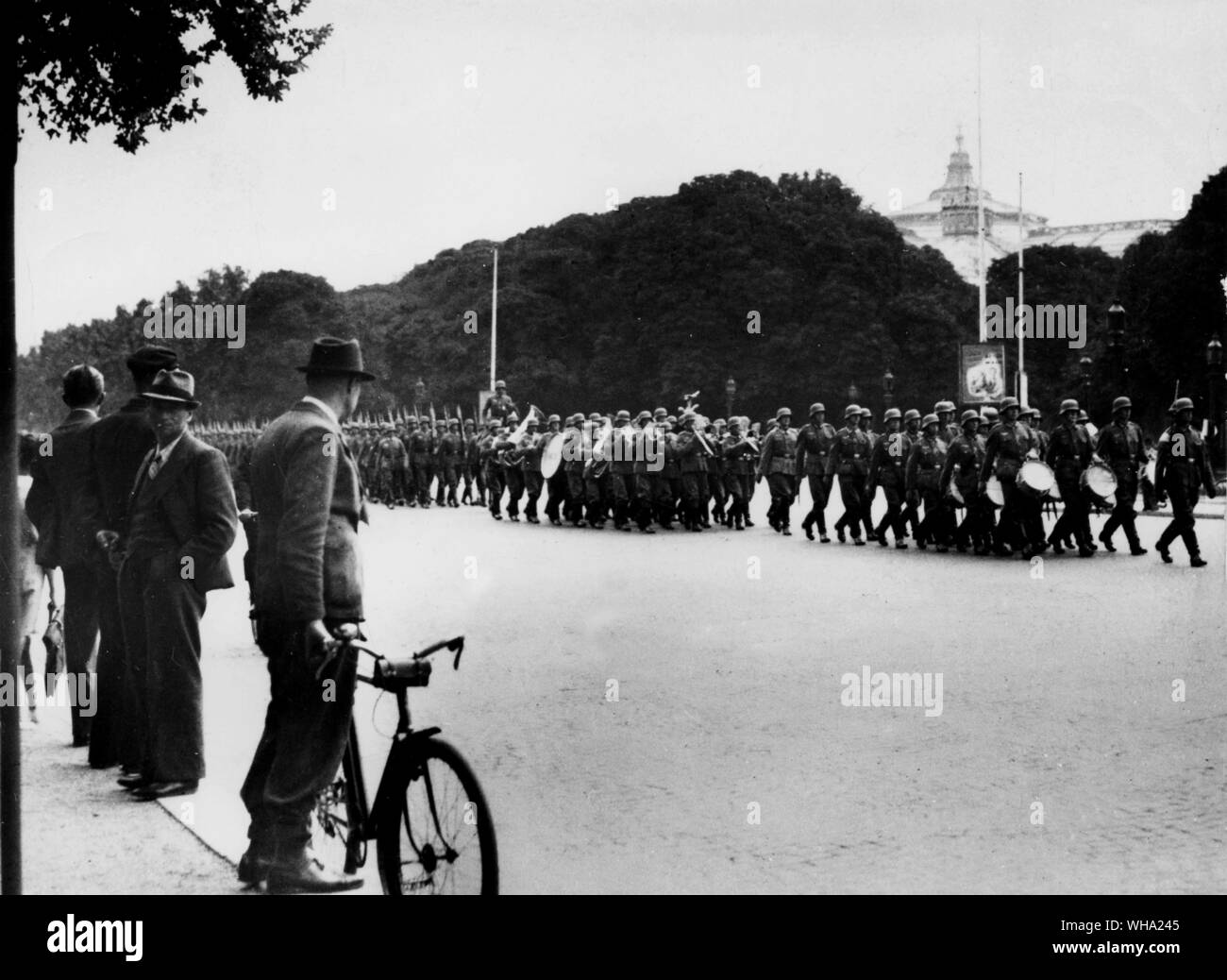 WW2: le truppe tedesche in marzo attraverso le strade di Avenue des Champs Elysees. Foto Stock