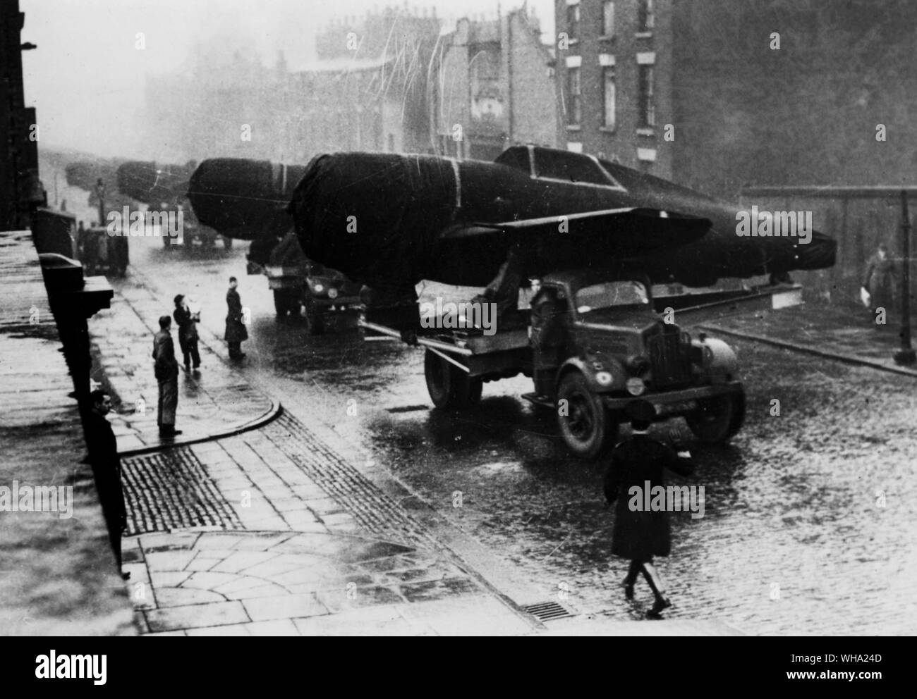 WW2: Strada è cancellato per trasporto di Thunderbolts come essi passano attraverso una strada sul loro modo di un aerodromo. Truppe operative in Europa, 1943. Foto Stock