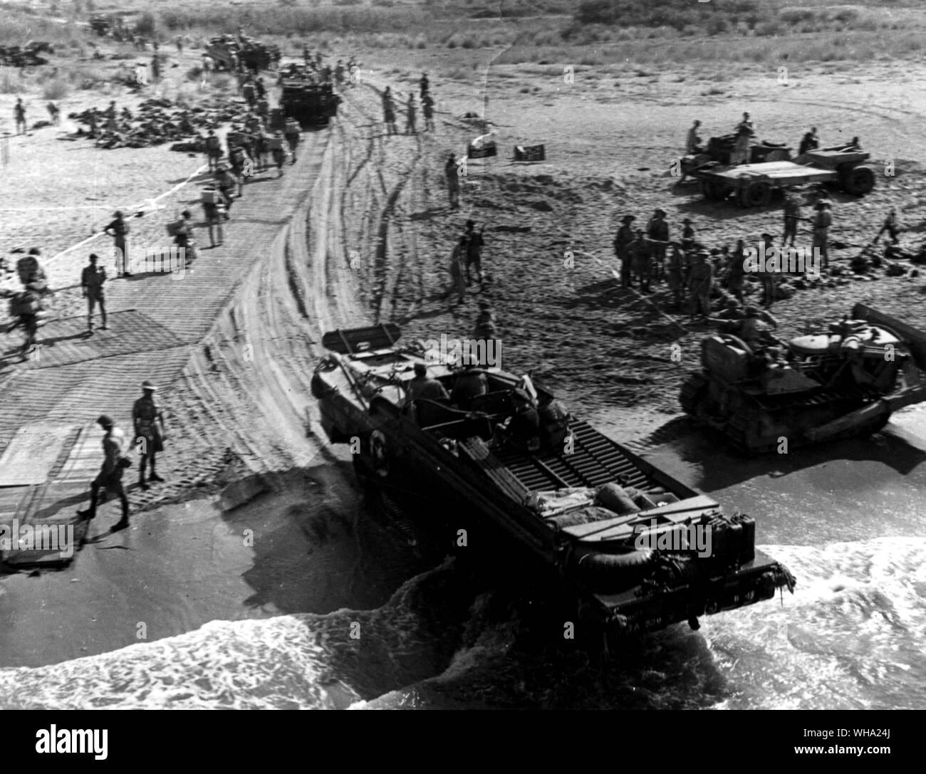 WW2: lo sbarco in Italia - Salerno: mostra le truppe lasciando spiaggiata sbarco dei mestieri, camminando verso la telecamera. Foto Stock