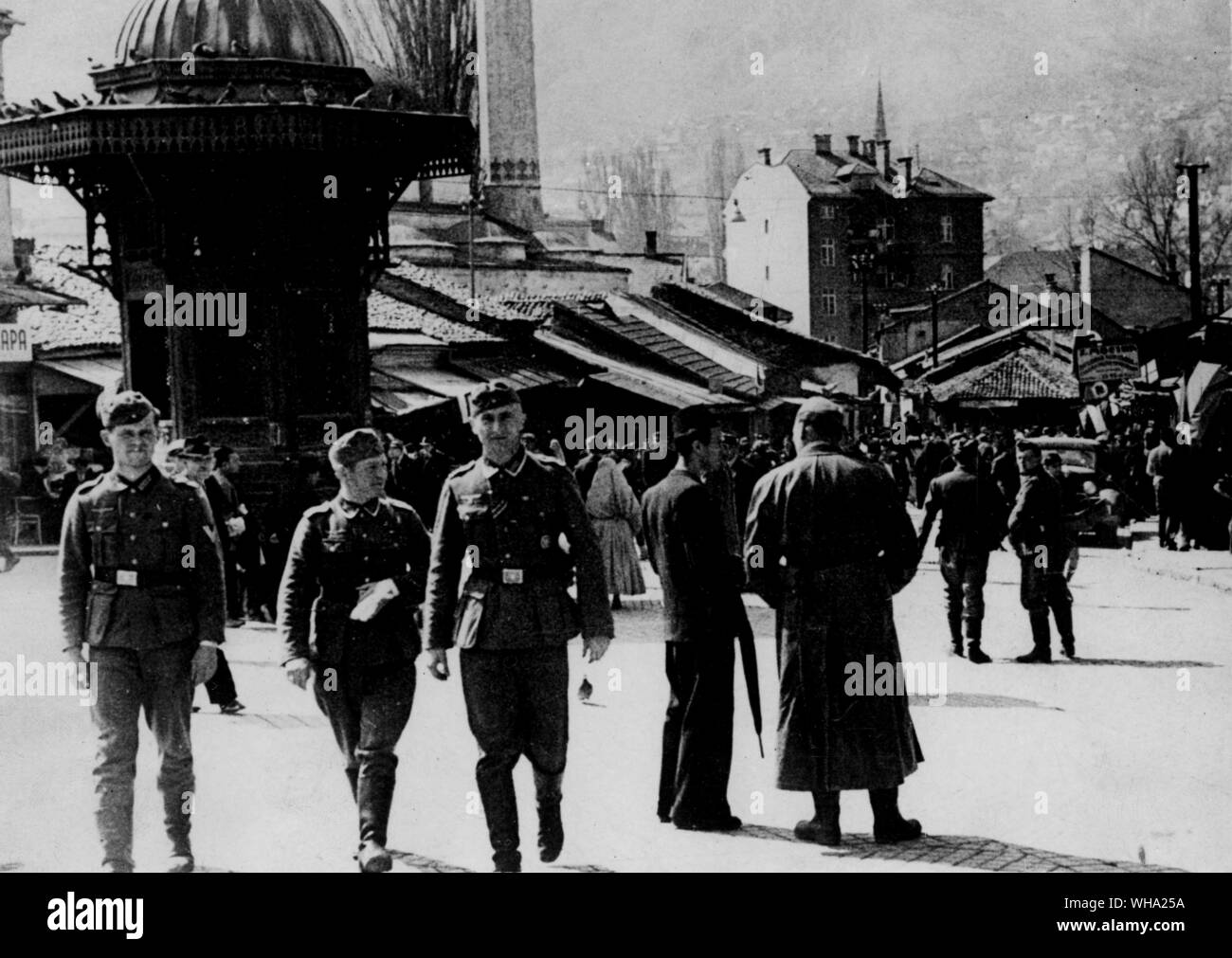 WW2: le truppe tedesche a Sarajevo, Iugoslavia. Soldati guardare il luogo di nascita della prima guerra mondiale dove l'assassino ha sollevato la scintilla che soffiò il camuffamento di fuori della Germania. Il 19 maggio 1941. Foto Stock