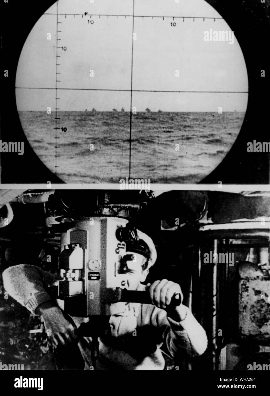 WW2: un sommergibile tedesco commander (sotto) coetanei attraverso il persiscope del suo sotto per imbarcazioni. Fonti tedesche descrivono questo come la vista attraverso il persicope (top) come il sommergibile trova le navi del convoglio inglese. Il 24 ottobre 1941. Foto Stock