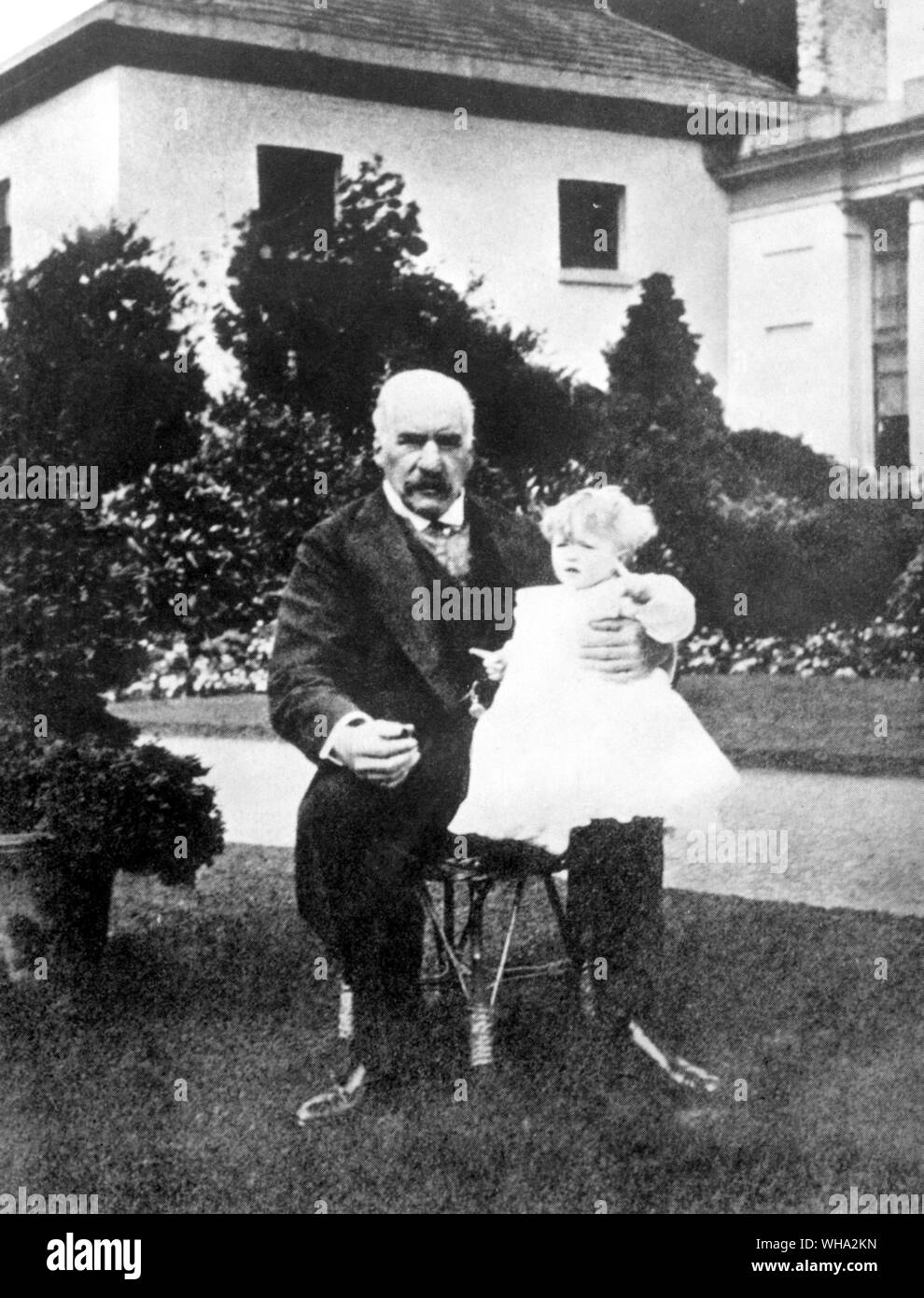 John Pierpont Morgan con grand figlia Mabel Satterlee a Dover House 1902 . Morgan, John Pierpont Suor (J. P. Morgan) Noi imprenditore finanziere, e acciaio industriale; co-fondato U.S. Steel Corp. 1901  1837-1913 . Foto Stock
