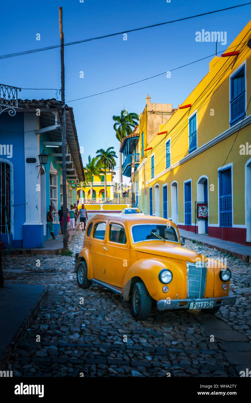 Yellow taxi in Trinidad, Sito Patrimonio Mondiale dell'UNESCO, Sancti Spiritus, Cuba, West Indies, America Centrale Foto Stock