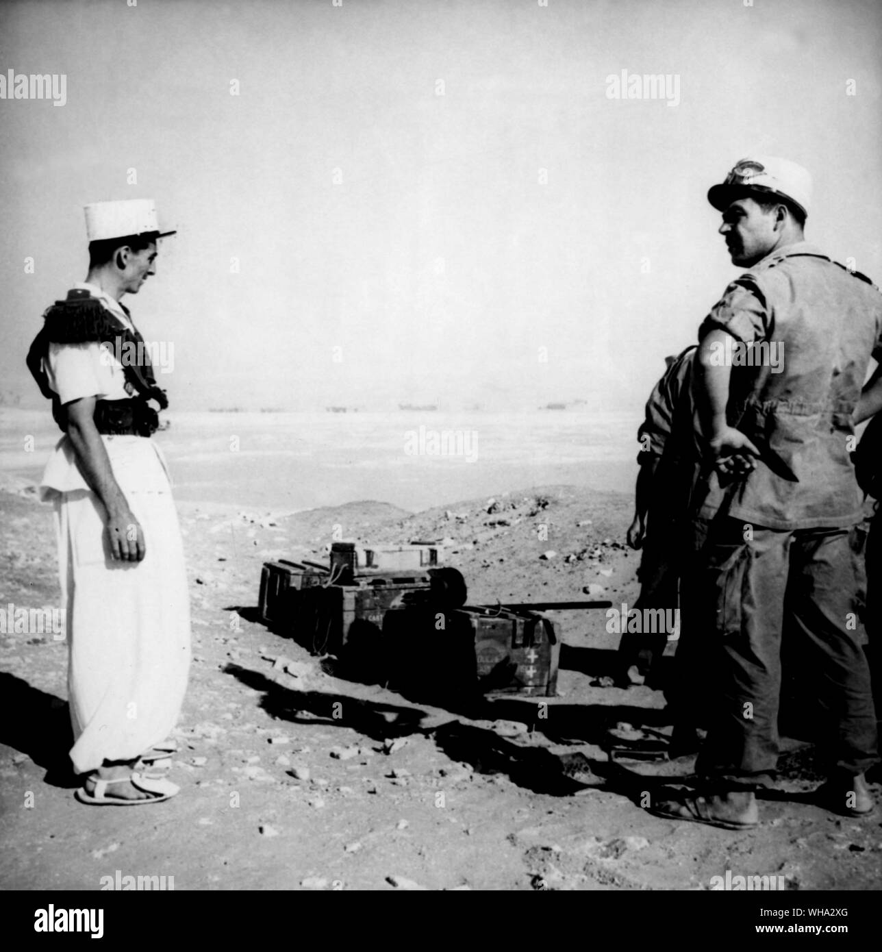 20 FEB 1960: le truppe della Legione Straniera francese guardare oltre il deserto da una posizione a Fort Adula, profondo nel deserto del Sahara, South Eastern Algeria. Foto Stock