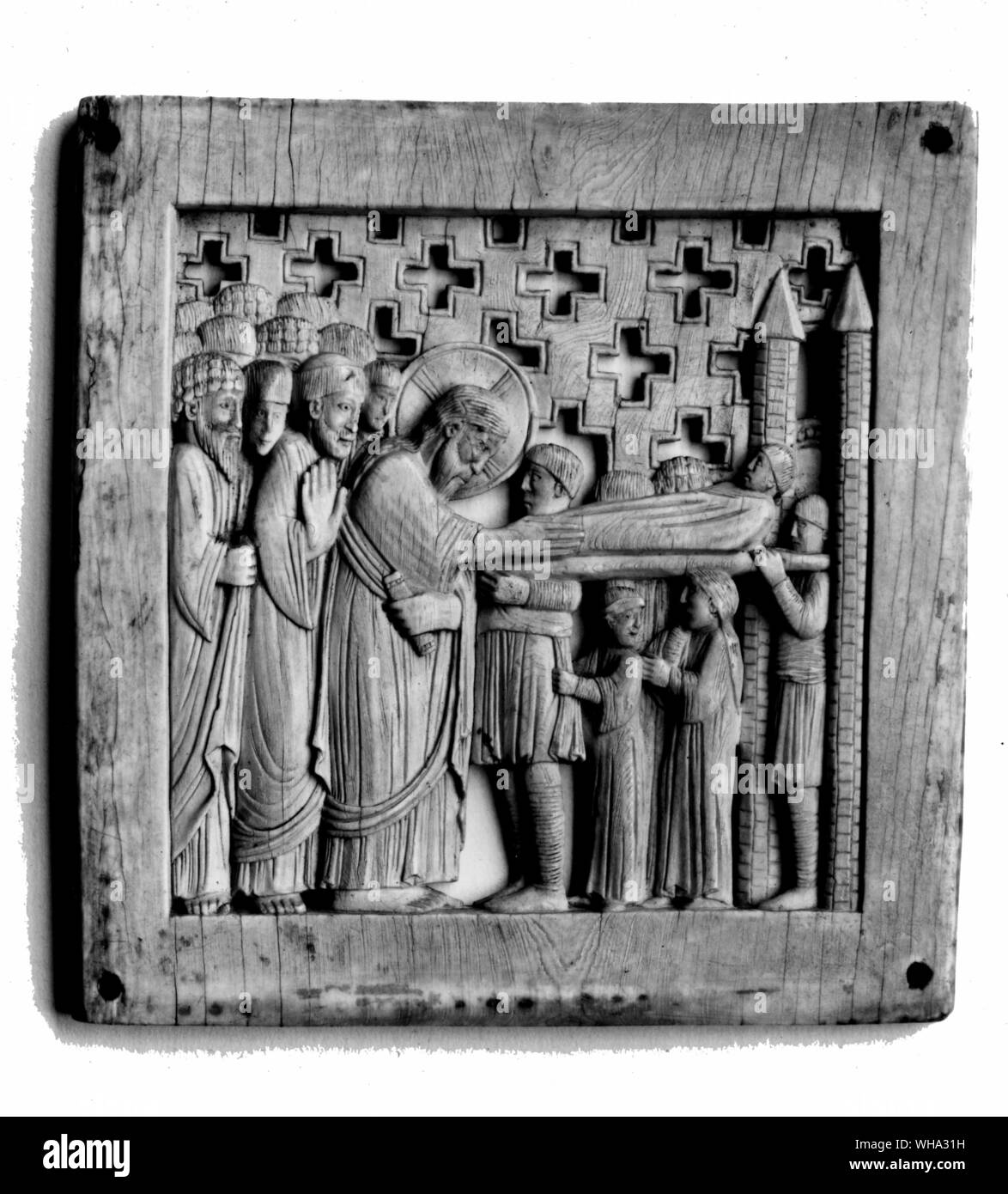 Ottoniana pannelli di avorio. Il sollevamento della vedova del figlio, c. 970 A.D. Foto Stock