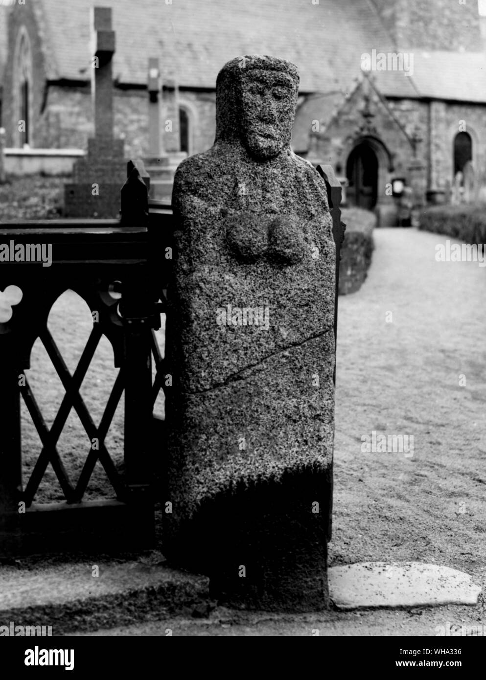 Guernsey, Isole del Canale: la figura scolpita di una donna conosciuta come La Grandmere de Chimquiere. Foto Stock