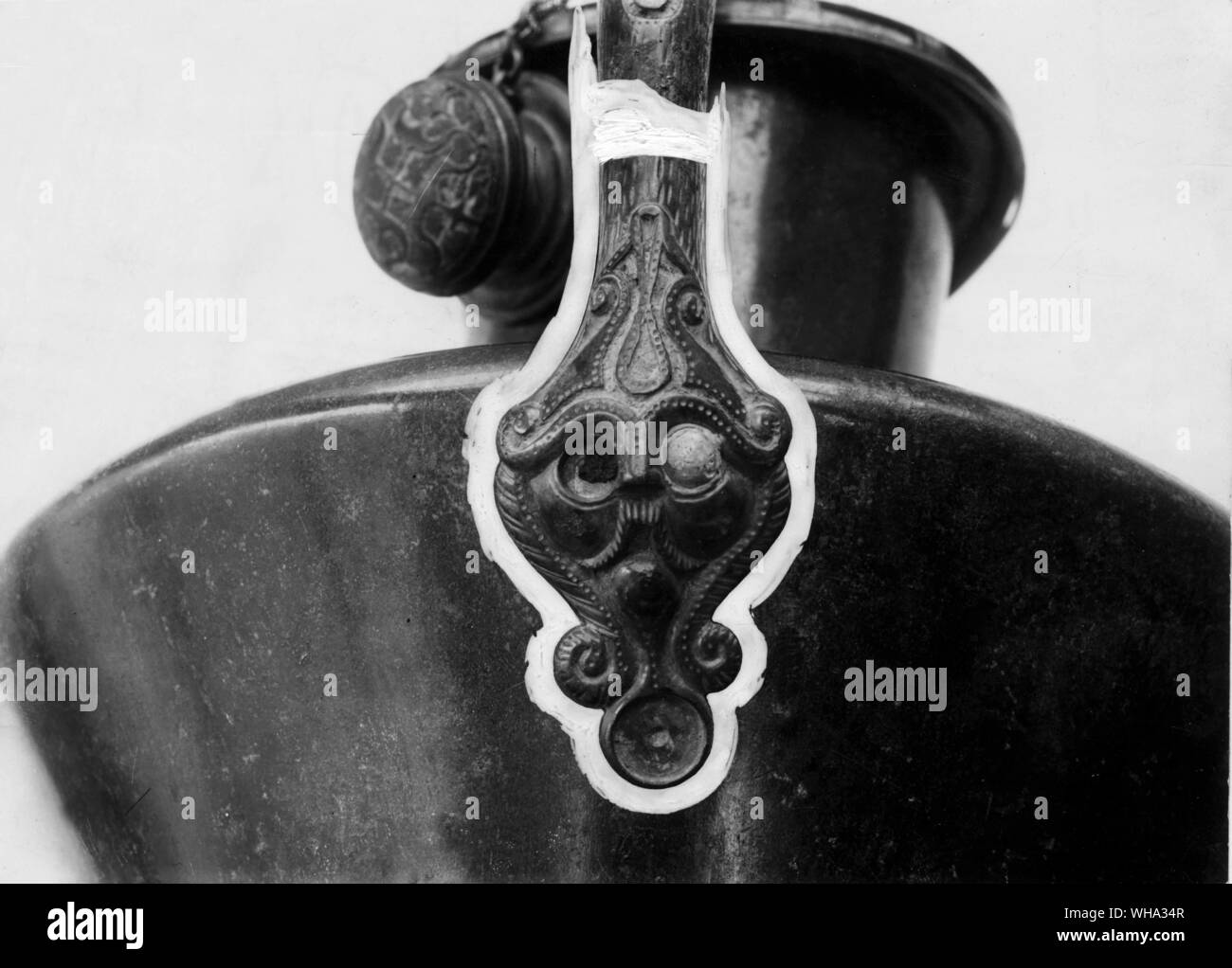 Prima età del ferro di artefatti. Deatil di un'età del ferro maniglia su una pentola/vaso. Maschera umana alla base del manico. Foto Stock