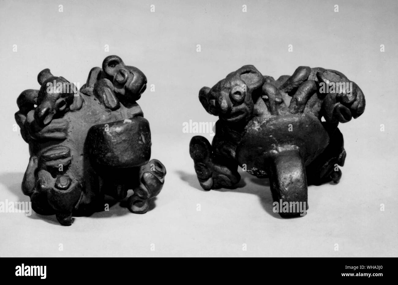 Castabels in bronzo con forme di animali in rilievo. Questi sono stati appesi su satves e jangled quando le doghe sono stati stumped sul terreno ritmicamente durante le danze. Foto Stock