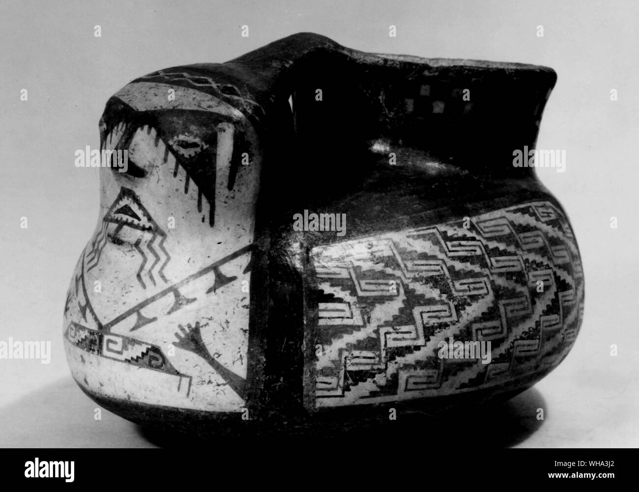 Cileno vaso Diaguita che rappresenta una figura umana che indossa Inca-tipo di abbigliamento decorati. Diaguite ceramica. Foto Stock