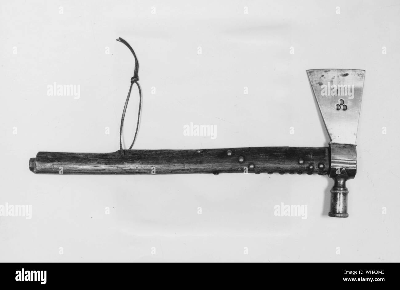 Indiani americani: Canalizzazione tomahawk, lama in ottone con tre fori. Una volta che la proprietà di Chief Joseph. Lunghezza = 18,75 pollici. Foto Stock