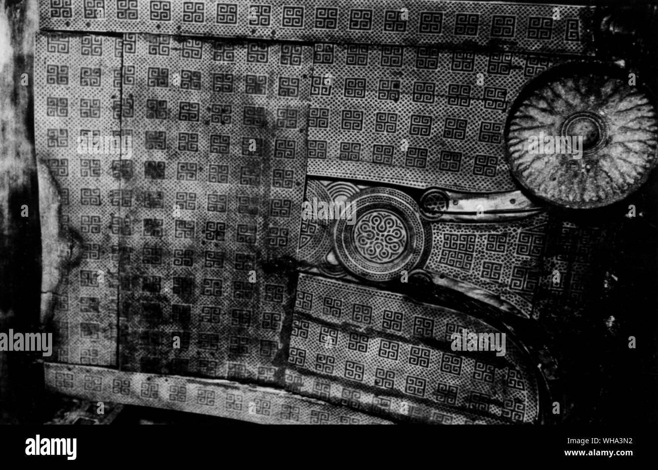 Antico Egitto: intarsiato schermo in legno appoggiata contro la parete est della tomba. Foto Stock