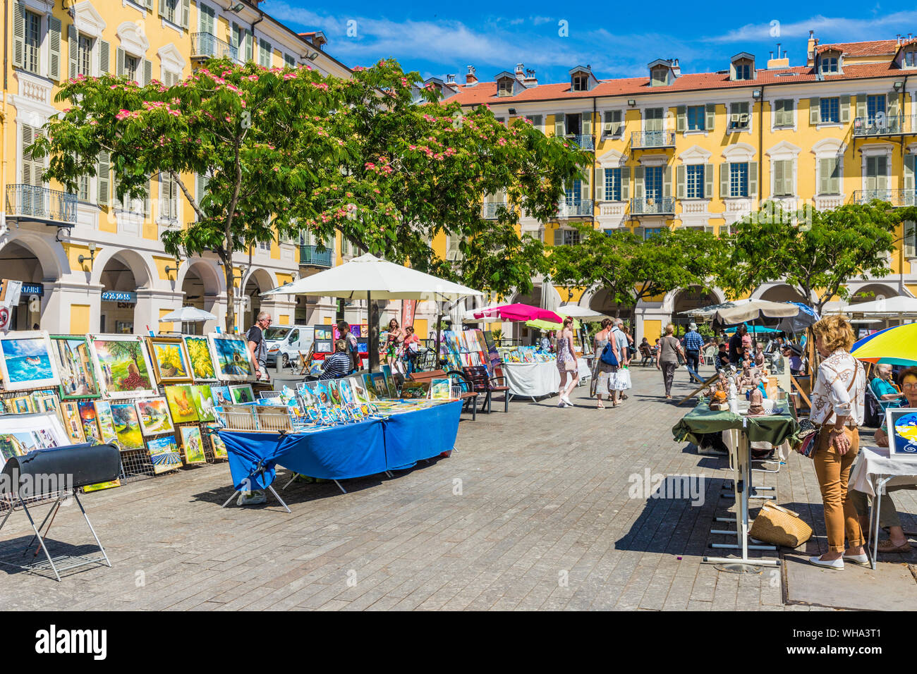 Un mercato in stallo in Piazza Garibaldi a Nizza, Alpes Maritimes, Cote d'Azur, Riviera Francese, Provenza, Francia, Mediterraneo, Europa Foto Stock