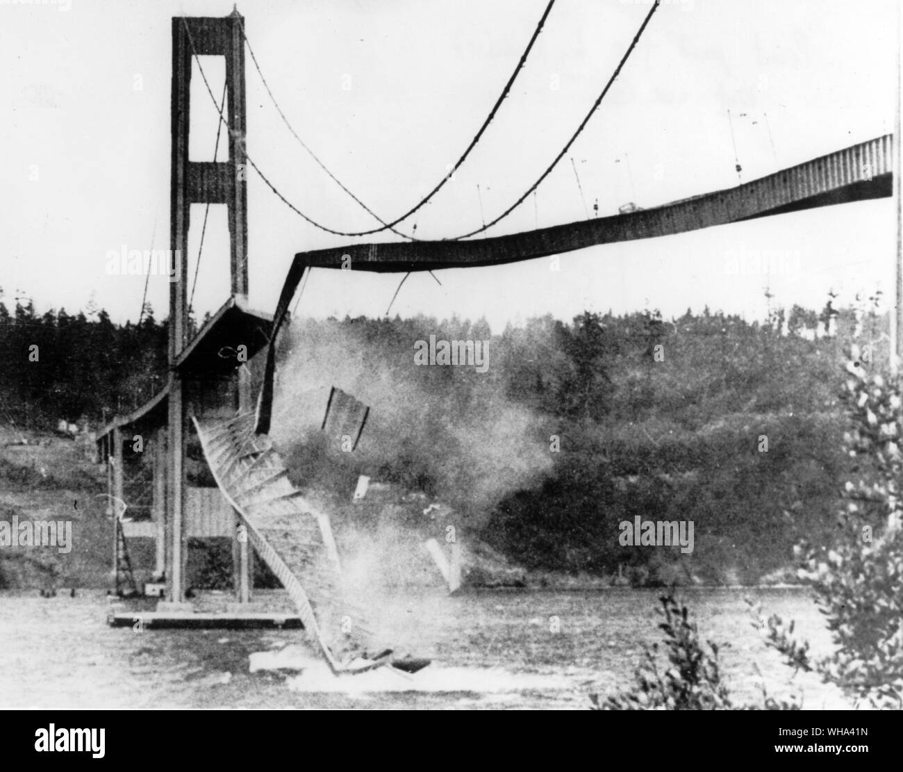 Gran parte della sede stradale in cemento nel centro span del nuovo Tacoma Narrows Bridge hurtled in Puget Sound 7 novembre 1940 Alta venti causato il ponte di oscillazione, ondeggiano e infine crollare sotto il ceppo Foto Stock