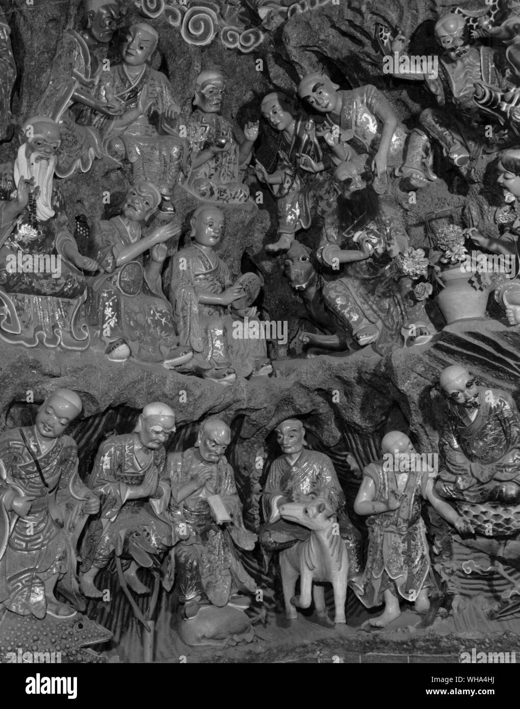 Statue e sculture nel tempio di loo dèi vicino a Kunming, in Cina. Essi simboleggiano le virtù di Gautama Buddha e dei suoi tutori. Una parete del tempio coperto con la realistica e altamente laccata statue di divinità buddista che simboleggiano le leggende di Buddha Foto Stock