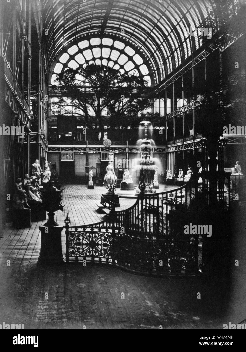 Vista del transetto del Crystal Palace guardando verso sud, una fotografia contemporanea fromReports dalle giurie presentato dal suo Majestys Commissari per la mostra del 1851 che mostra alcune delle mostre di scultura. Foto Stock