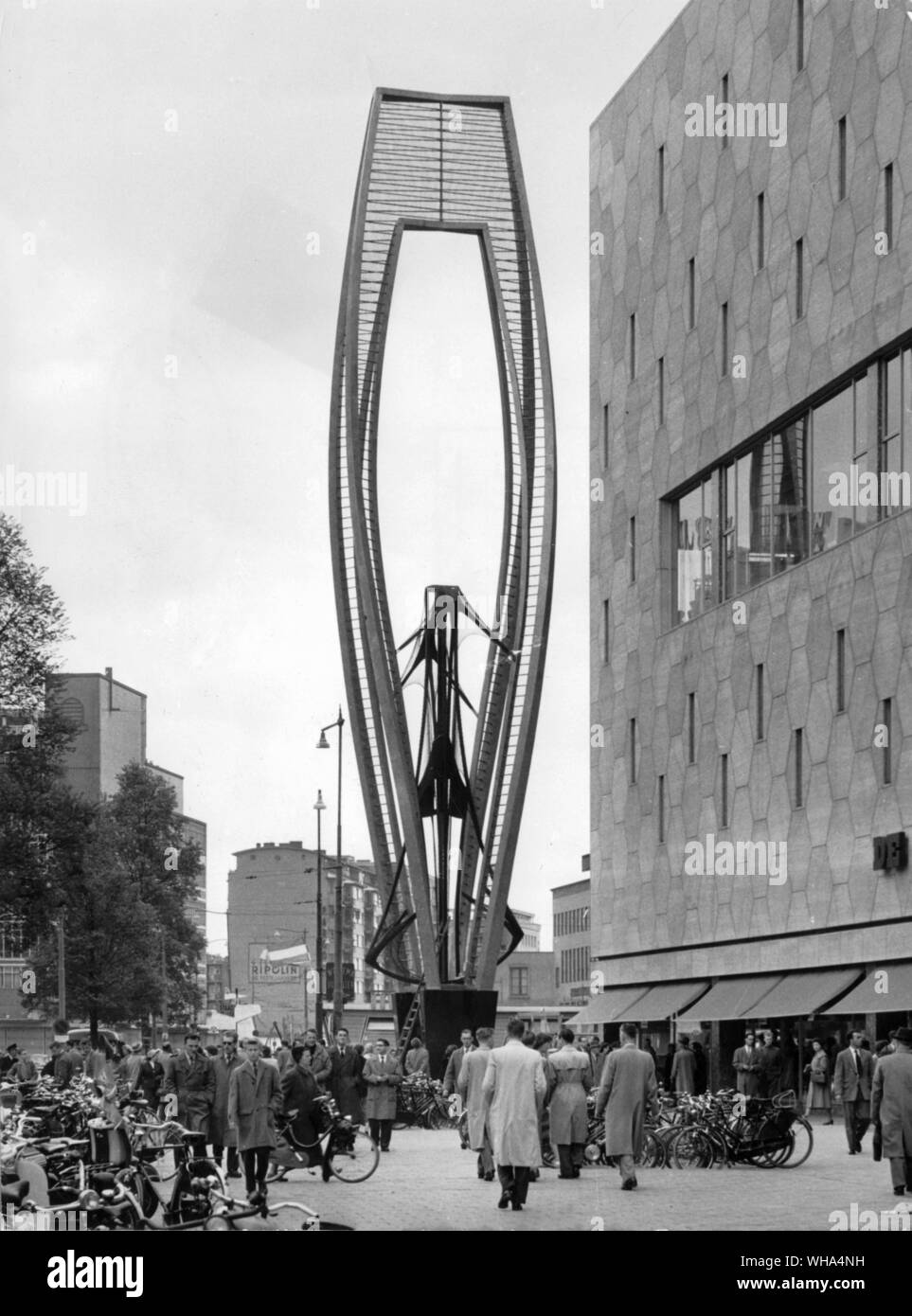 . Costruzione nello spazio da Naum Gabo 1955-1957. presso l'edificio della Bijenkorf a Rotterdam. Foto Stock