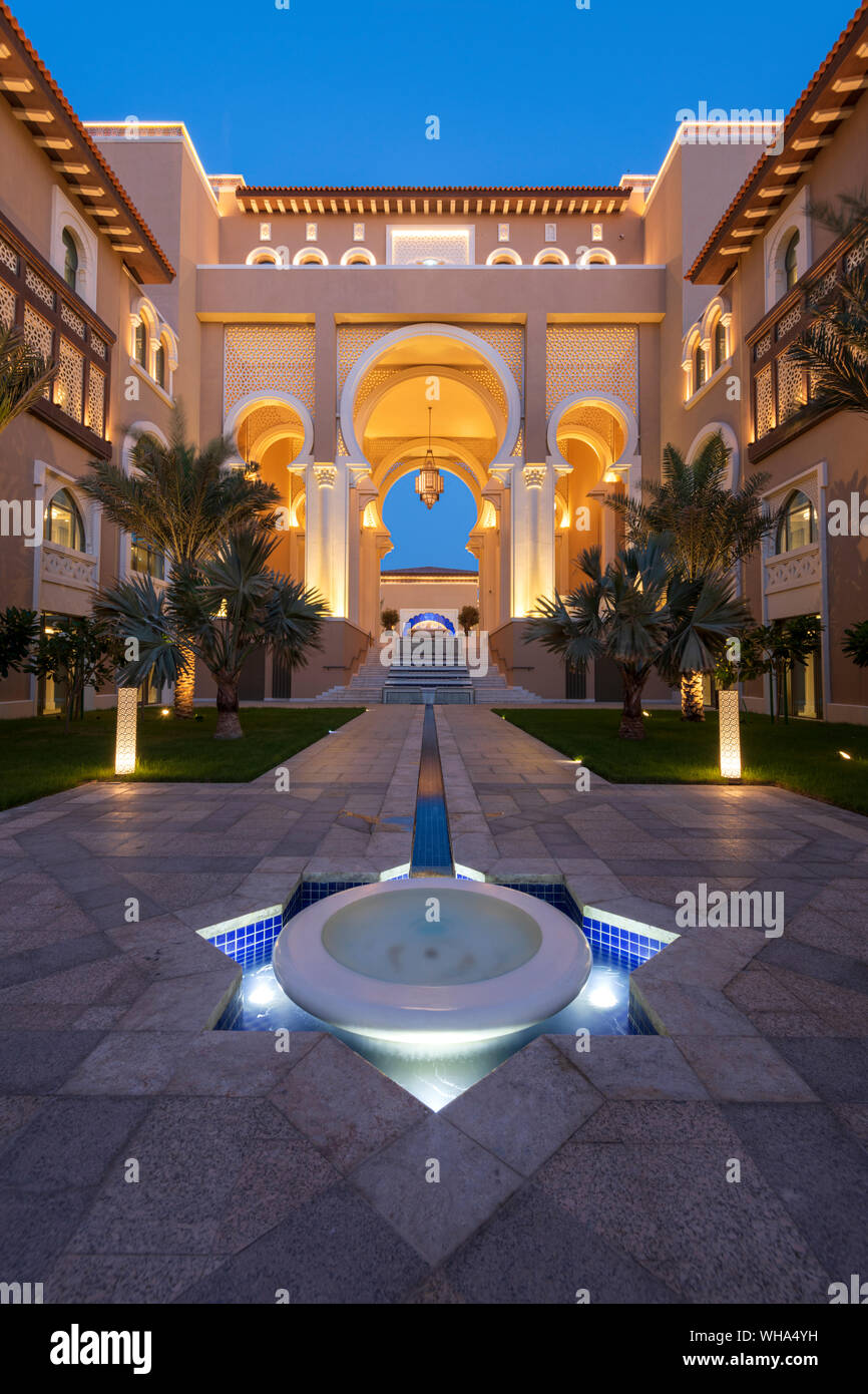 Funzione acqua e architettura di notte di hotel di lusso, Saadiyat island, Abu Dhabi, Emirati Arabi Uniti, Medio Oriente Foto Stock